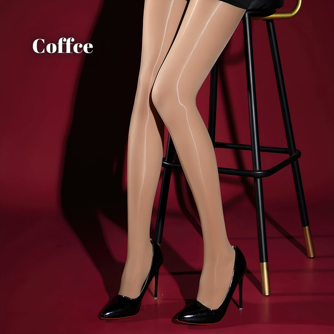 Coloris café : jambes côte à côte près d'un tabouret, collant brun clair brillant avec couture visible et escarpins noirs. 8