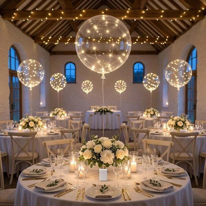 Ballon lumineux au premier plan sur une table de mariage ronde fleurie, salle aux poutres apparentes 5