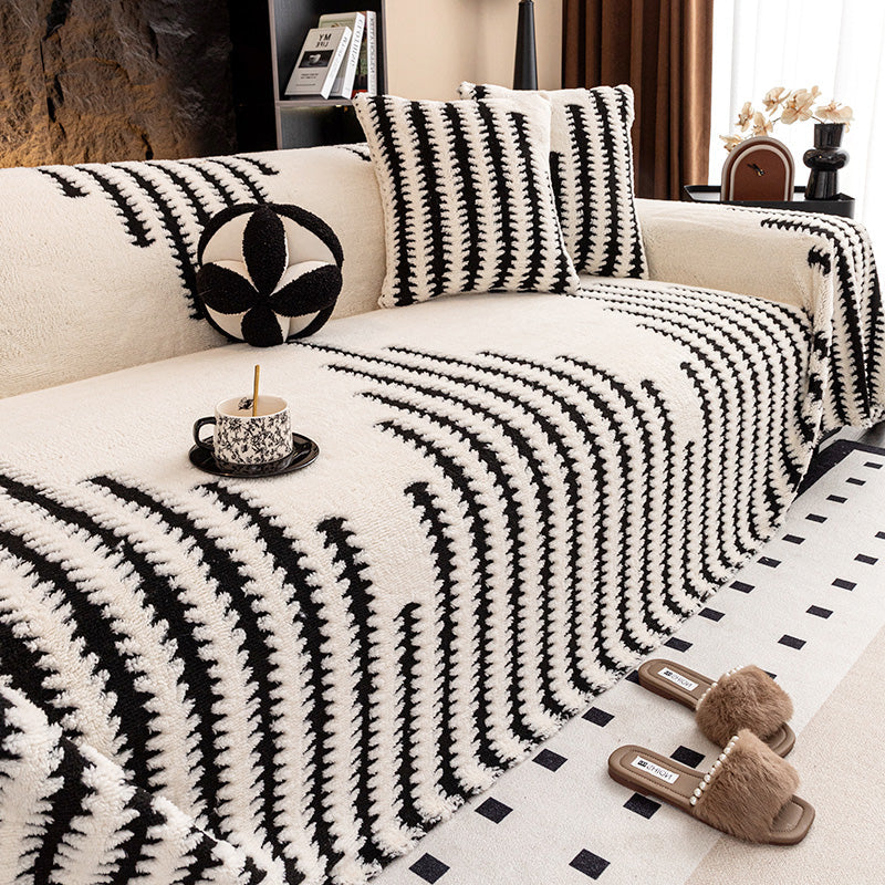 Canapé avec housse blanc crème à rayures noires en zigzag, coussins assortis et tasse posée 10