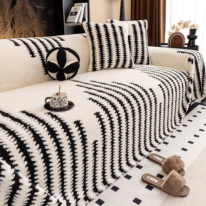 Canapé avec housse blanc crème à rayures noires en zigzag, coussins assortis et tasse posée 10