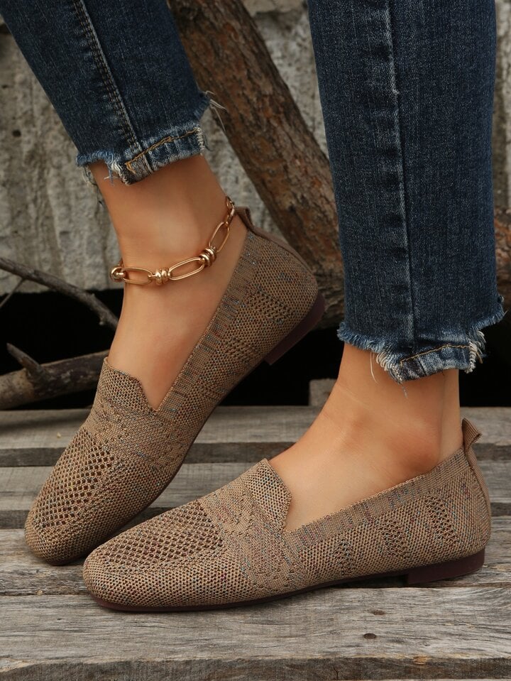 Paire marron en mesh tricoté portée avec un jean, vue de trois quarts montrant le talon plat et l'ouverture en V. 5