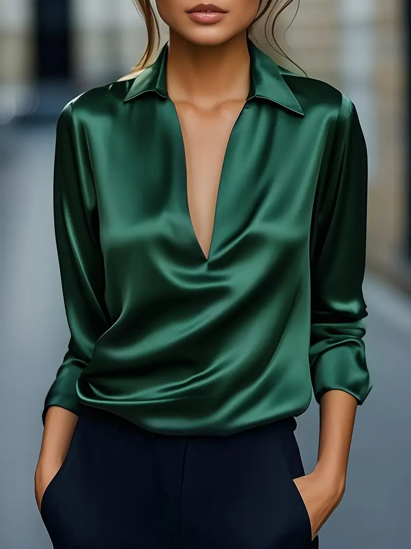 Version vert foncé portée par une femme, mains dans les poches d'un pantalon bleu marine, en rue floue. 1
