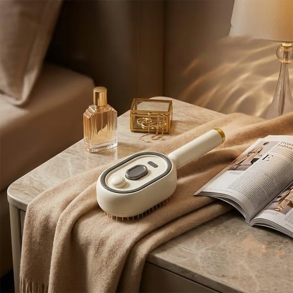 Brosse crème posée sur une étole beige sur une table de chevet, près d'un flacon de parfum, d'un coffret doré et d'un magazine. 8