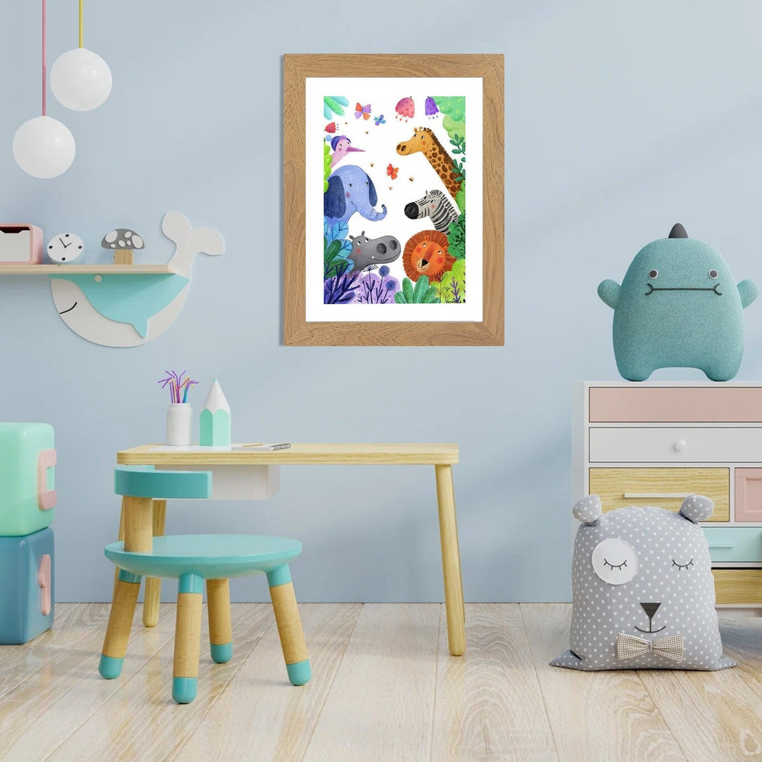 Cadre bois clair accroché au mur d'une chambre d'enfant bleue, dessin d'animaux de la jungle, petit bureau et peluches autour. 14