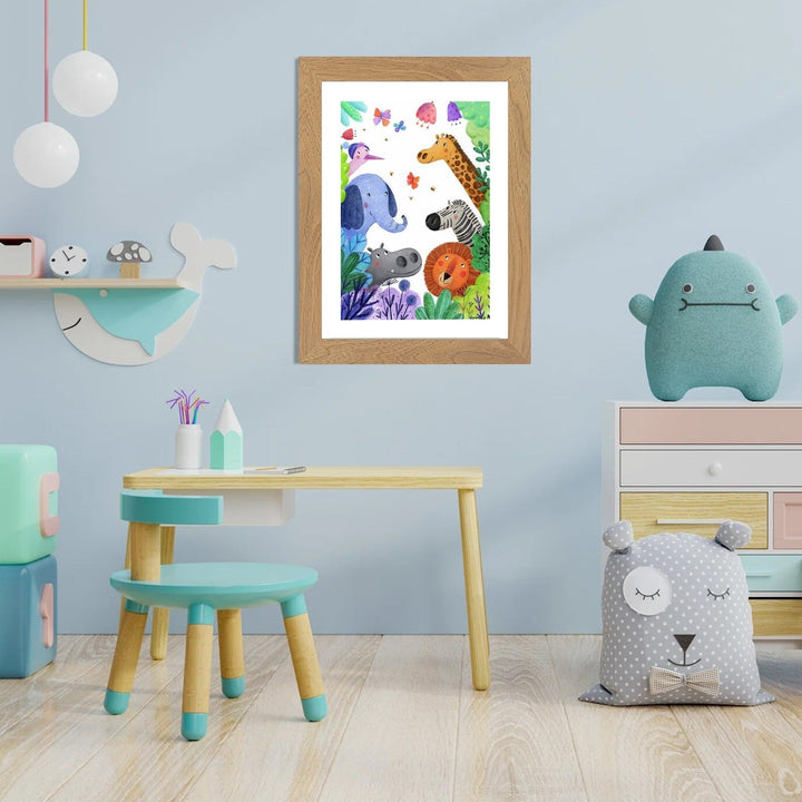 Cadre bois clair accroché au mur d'une chambre d'enfant bleue, dessin d'animaux de la jungle, petit bureau et peluches autour. 14