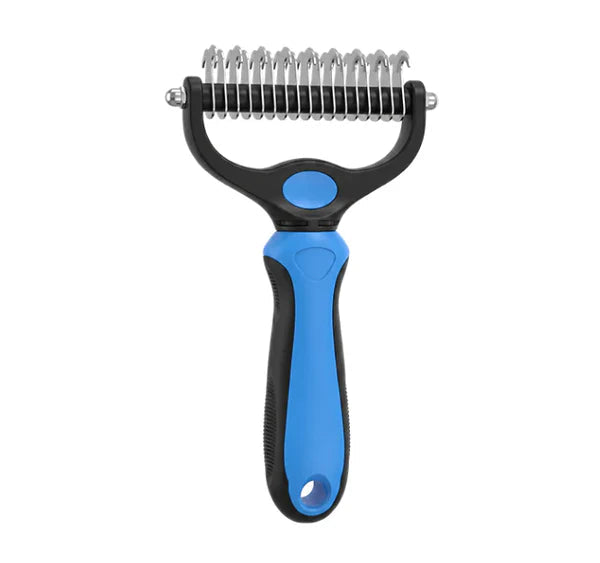 Peigne à poignée bleue et noire vu de face, côté lame aux dents crochues en acier. 18