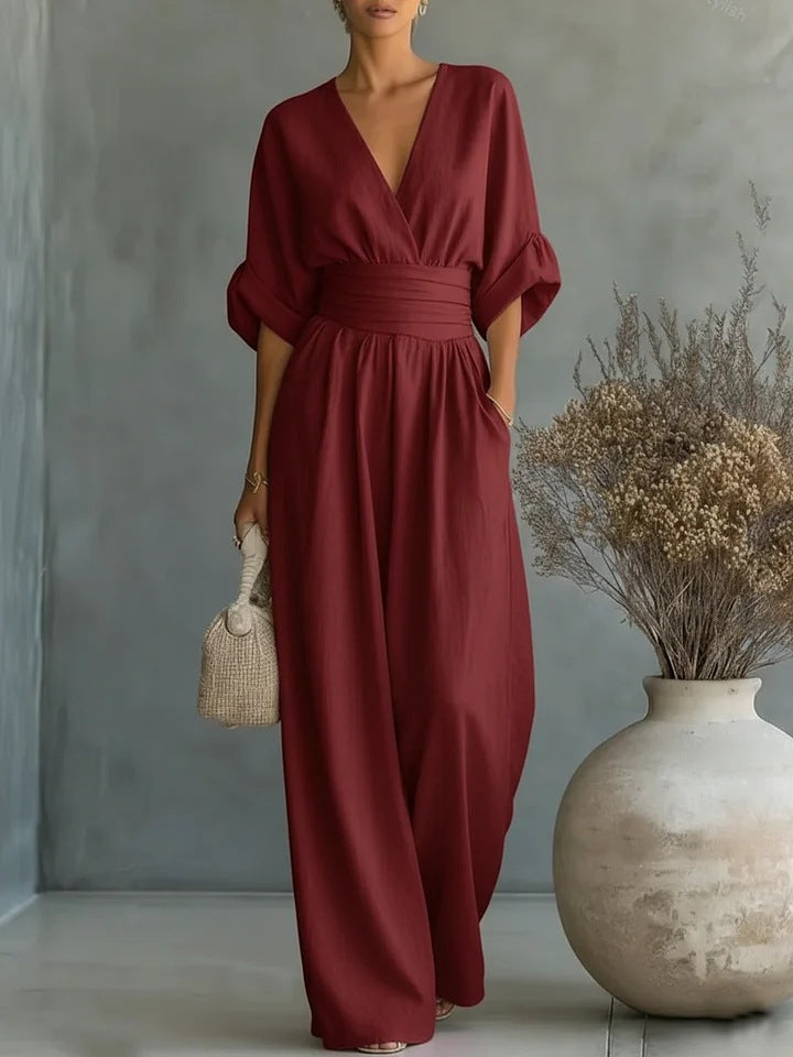 Combinaison bordeaux vue de face, col V croisé, taille haute marquée et pantalon large fluide. 4