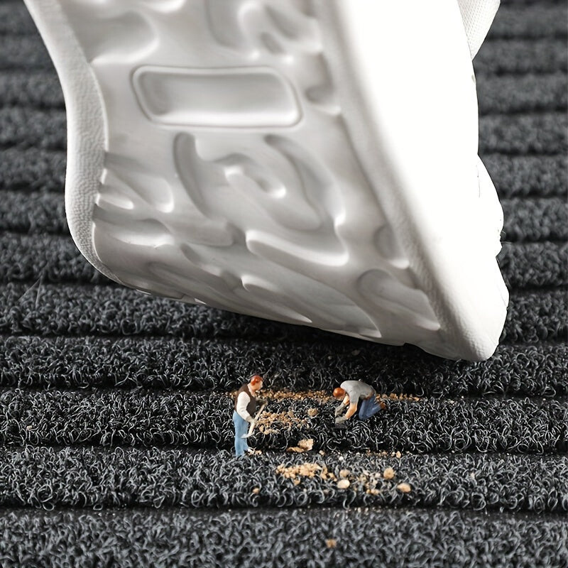 Semelle de chaussure blanche au-dessus du tapis, avec de petites figurines qui balaient la terre retenue entre les boucles. 4