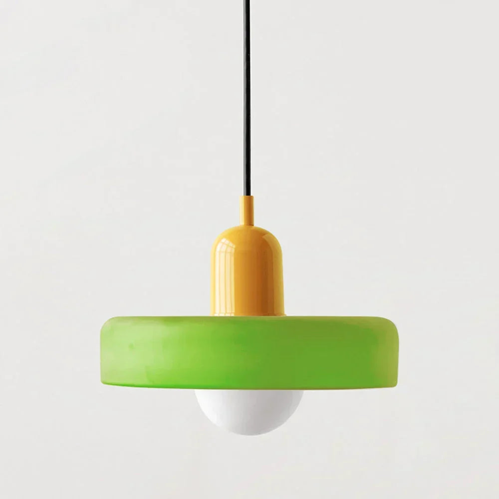 Suspension à abat-jour vert pomme avec capuchon jaune moutarde brillant et câble noir, vue de face. 8