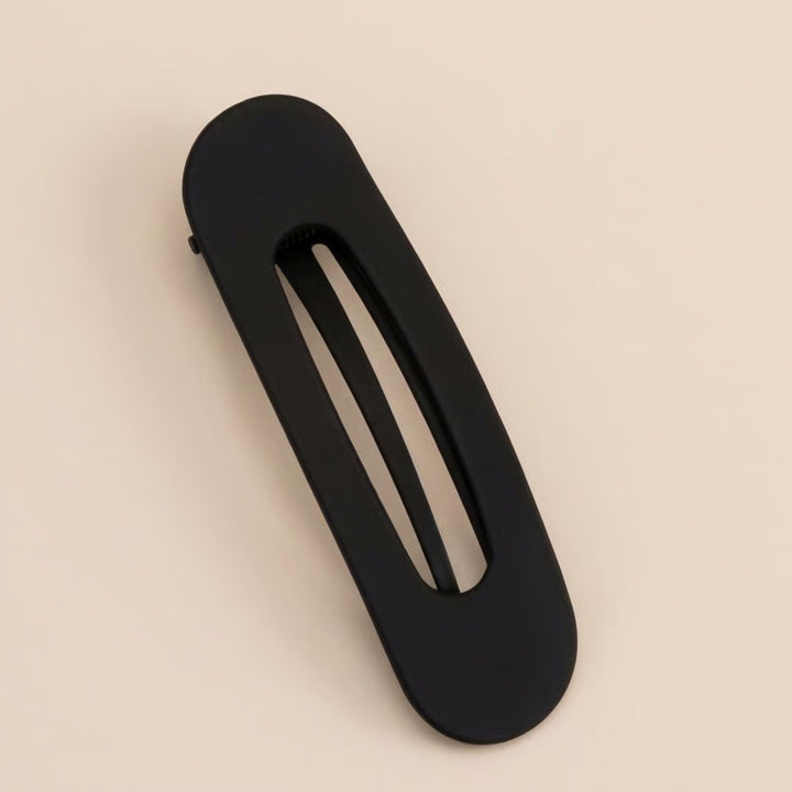 Barrette plate noire mate à fente centrale, vue de dessus sur fond beige 5