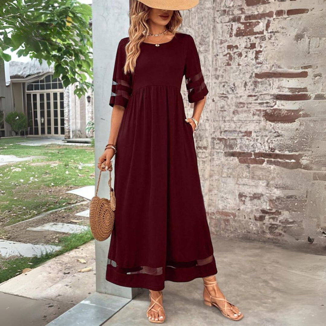 Robe longue bordeaux à manches évasées ajourées, portée en extérieur avec chapeau de paille, sac rond en osier et sandales claires. 5
