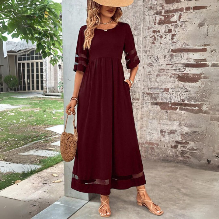 Robe longue bordeaux à manches évasées ajourées, portée en extérieur avec chapeau de paille, sac rond en osier et sandales claires. 5
