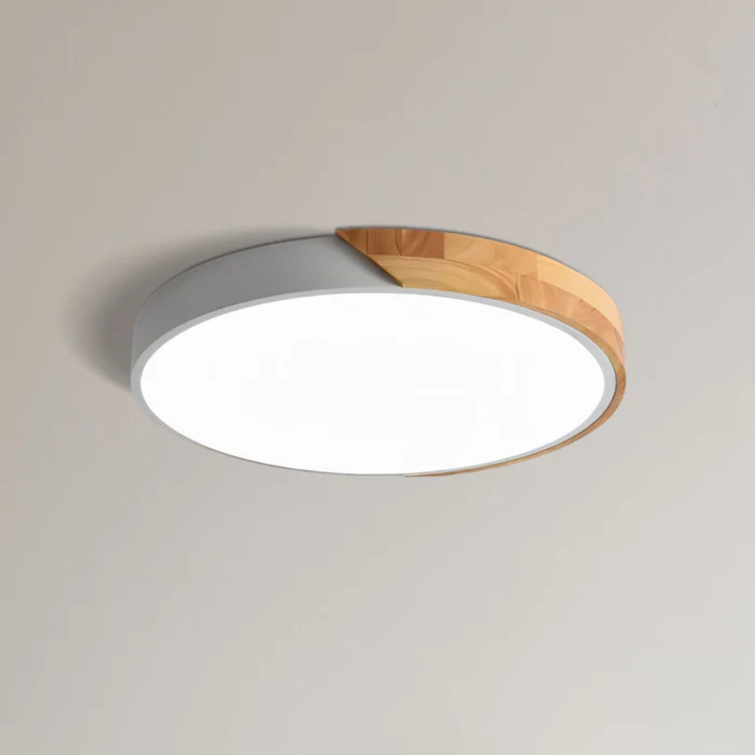 Plafonnier à coque blanche et bois clair, vu de dessous sur fond uni, diffuseur allumé 10