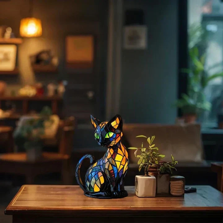 Chat vitrail sur une table en bois à côté de petites plantes, dans un salon chaleureux 4