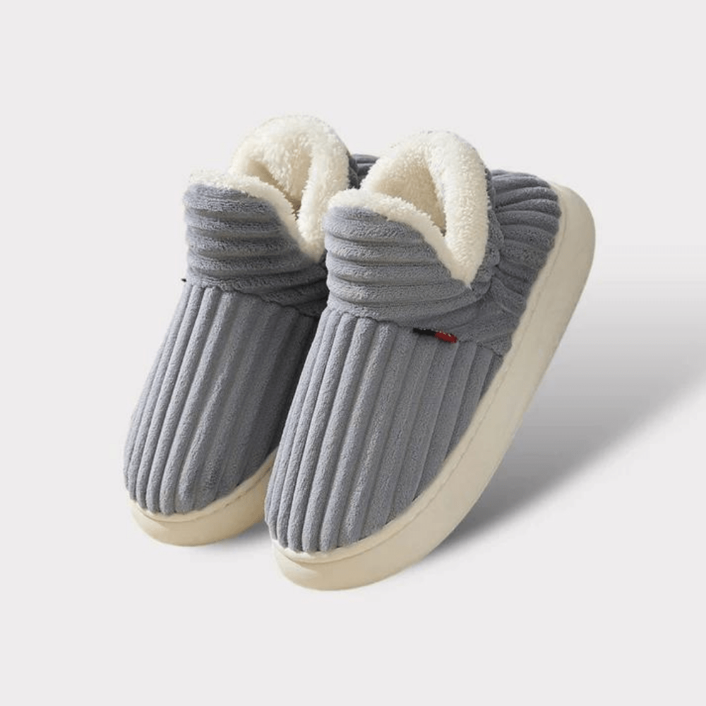 Paire de chaussons gris côtelés avec doublure peluche crème et semelle épaisse, présentée sur fond clair. 20