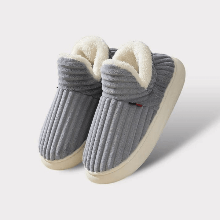 Paire de chaussons gris côtelés avec doublure peluche crème et semelle épaisse, présentée sur fond clair. 20