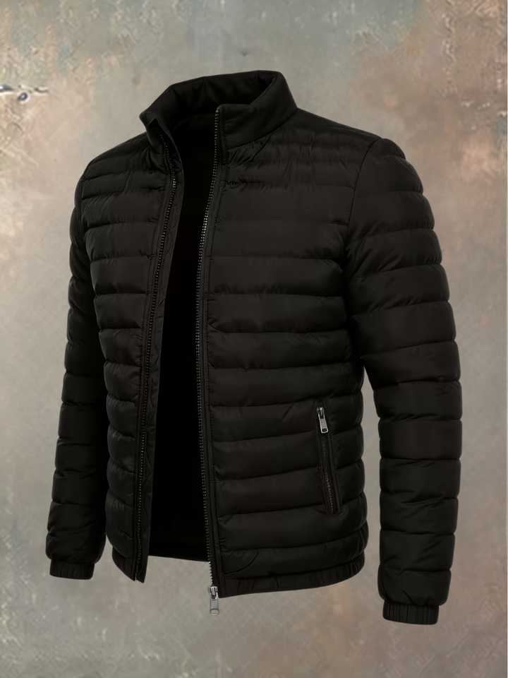 Veste matelassée noire entrouverte, vue de trois quarts, avec col montant, poche zippée et bords élastiques 6