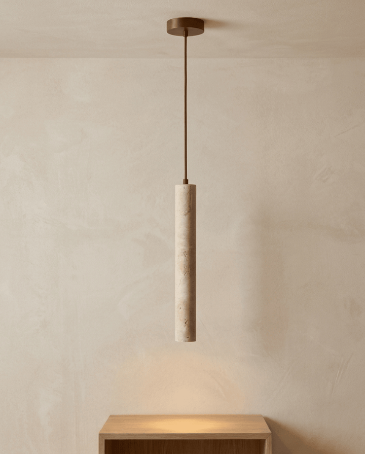 Suspension en pierre accrochée à un plafond, face à un mur enduit, au-dessus d'un meuble en bois 6