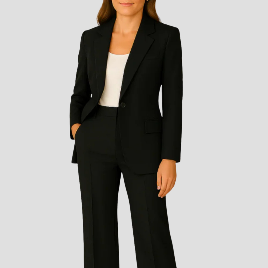 Femme en tailleur noir sur un haut blanc, blazer boutonné et pantalon à pli 6