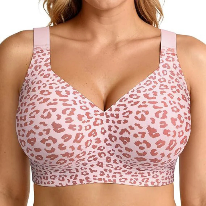 Soutien-gorge rose clair à imprimé léopard rose foncé, porté de face par une mannequin 11