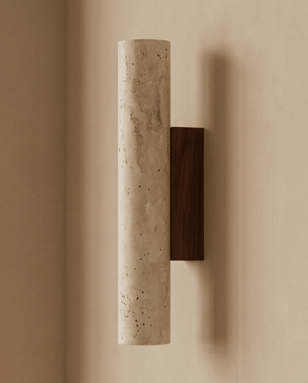 Vue de côté du cylindre en travertin éteint et de son support rectangulaire en bois foncé 6