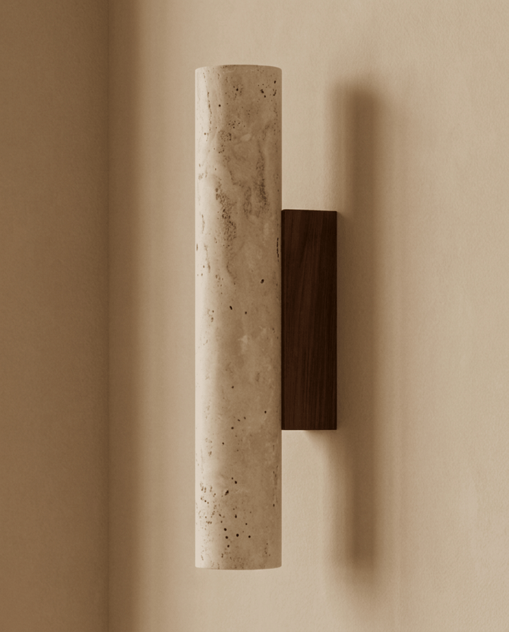 Vue de côté du cylindre en travertin éteint et de son support rectangulaire en bois foncé 6