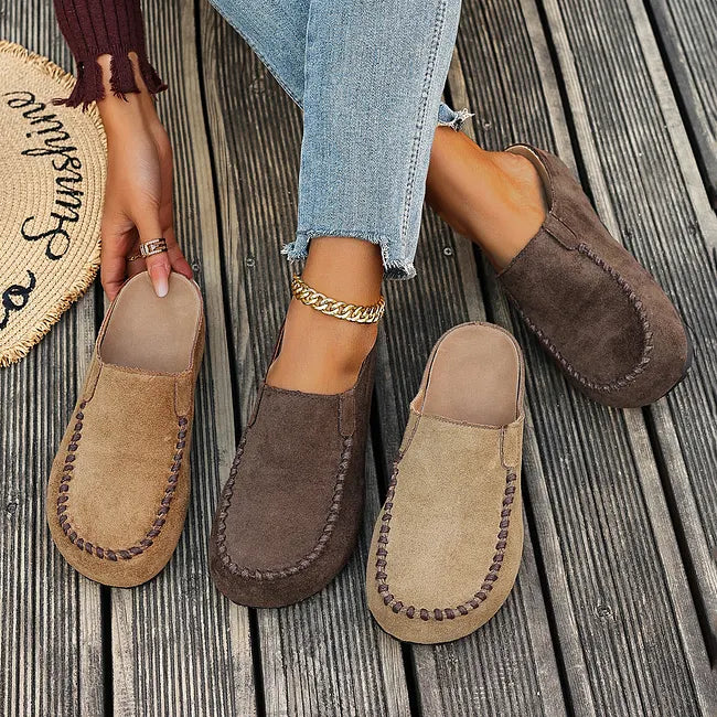 Trois mules en daim, deux beiges et une marron foncé, présentées ensemble avec une paire portée, vues de dessus sur du bois. 7