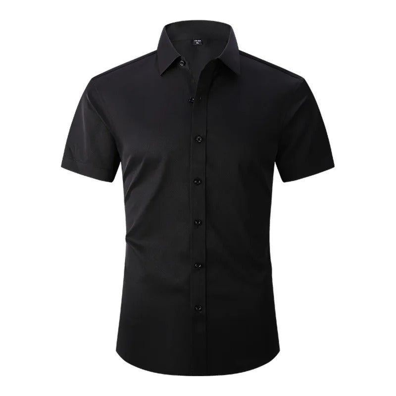 Vue de face de la chemise noire boutonnée, avec col pointu et manches courtes 4