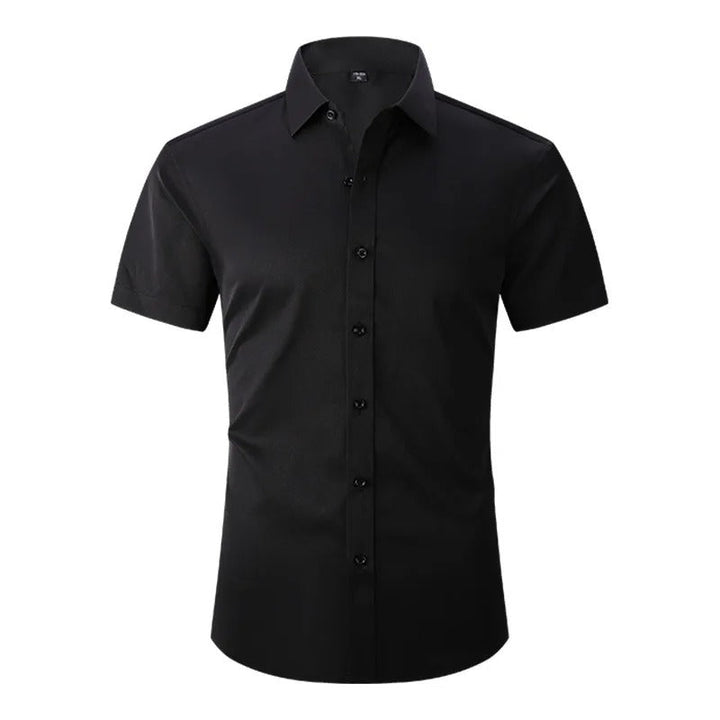 Vue de face de la chemise noire boutonnée, avec col pointu et manches courtes 4