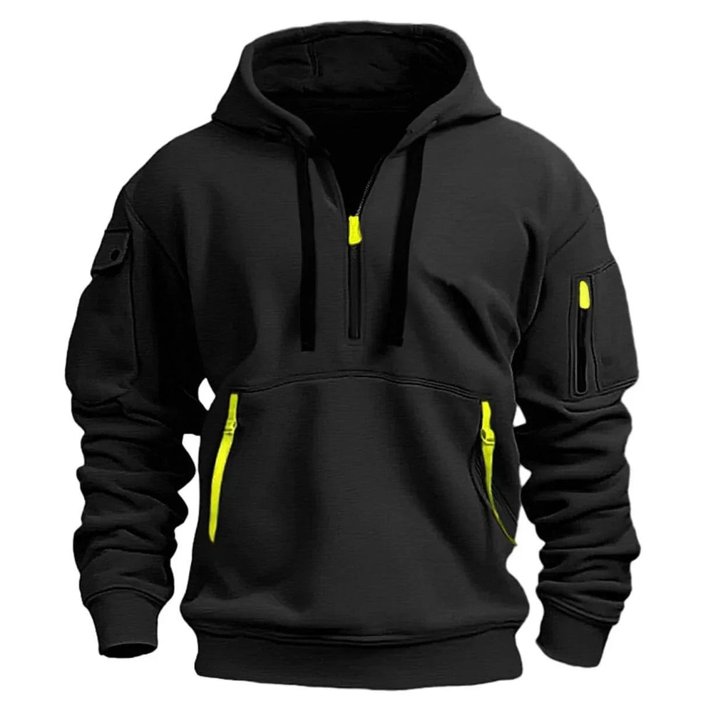 Vue de face du coloris noir, avec zips et tirettes jaune fluo sur la poche ventrale et la manche. 2