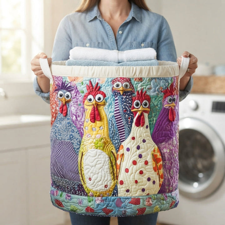 Une femme en chemise bleue tient le panier par ses deux poignées blanches, rempli de serviettes pliées, devant un lave-linge. 4