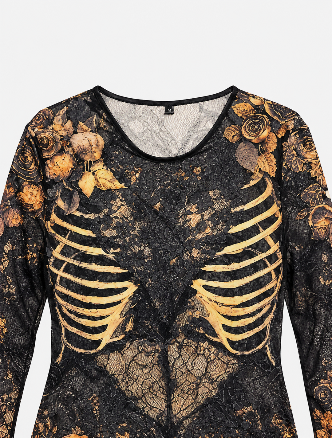Gros plan à plat sur le haut de la robe noire: encolure ronde, manches longues, dentelle, roses dorées et côtes imprimées. 7