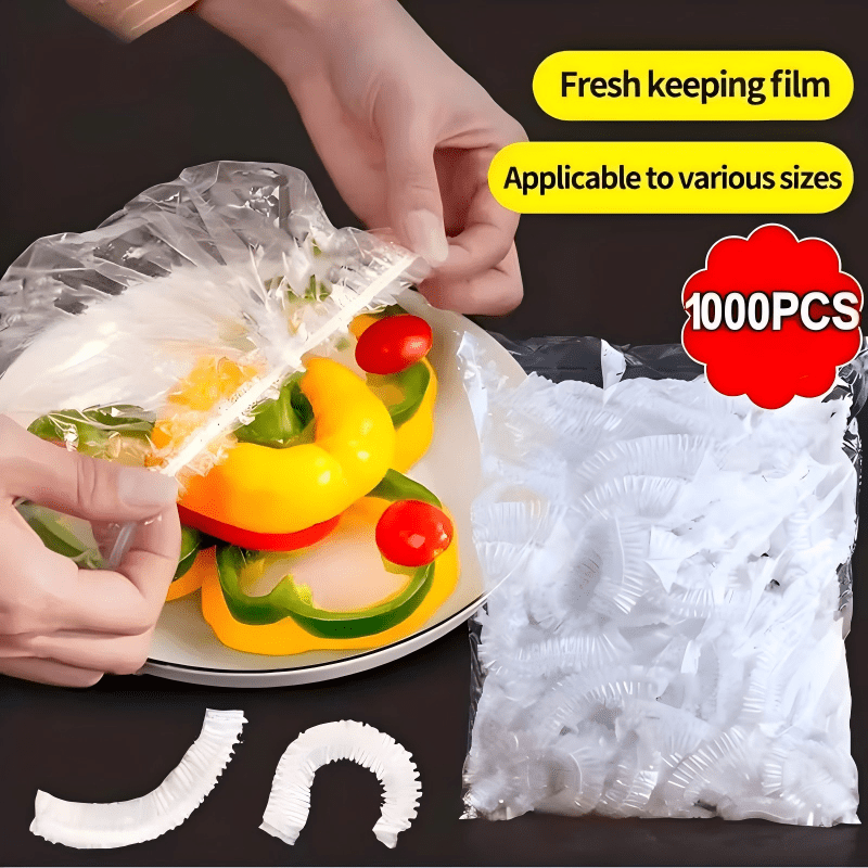 Mains installant un couvercle jetable sur une assiette de poivrons et tomates, à côté d'un sachet de couvercles blancs transparents. 10