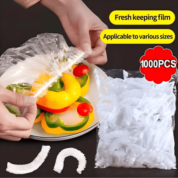 Mains installant un couvercle jetable sur une assiette de poivrons et tomates, à côté d'un sachet de couvercles blancs transparents. 10