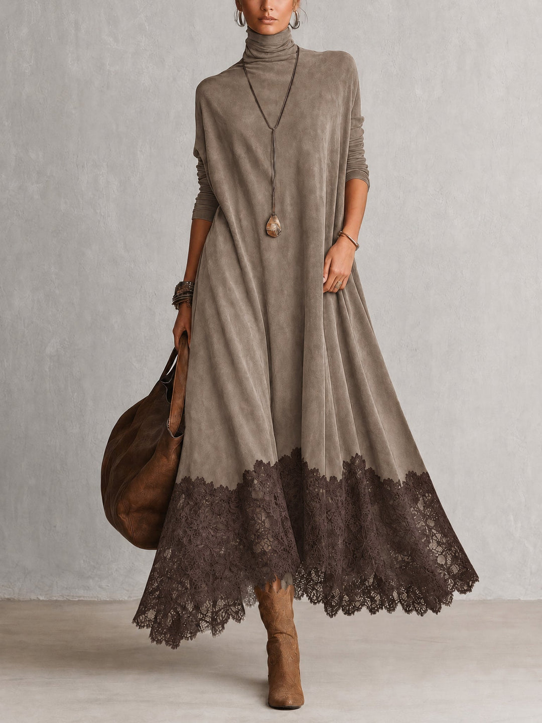 Version taupe de la robe avec ourlet en dentelle marron foncé, vue de face 8