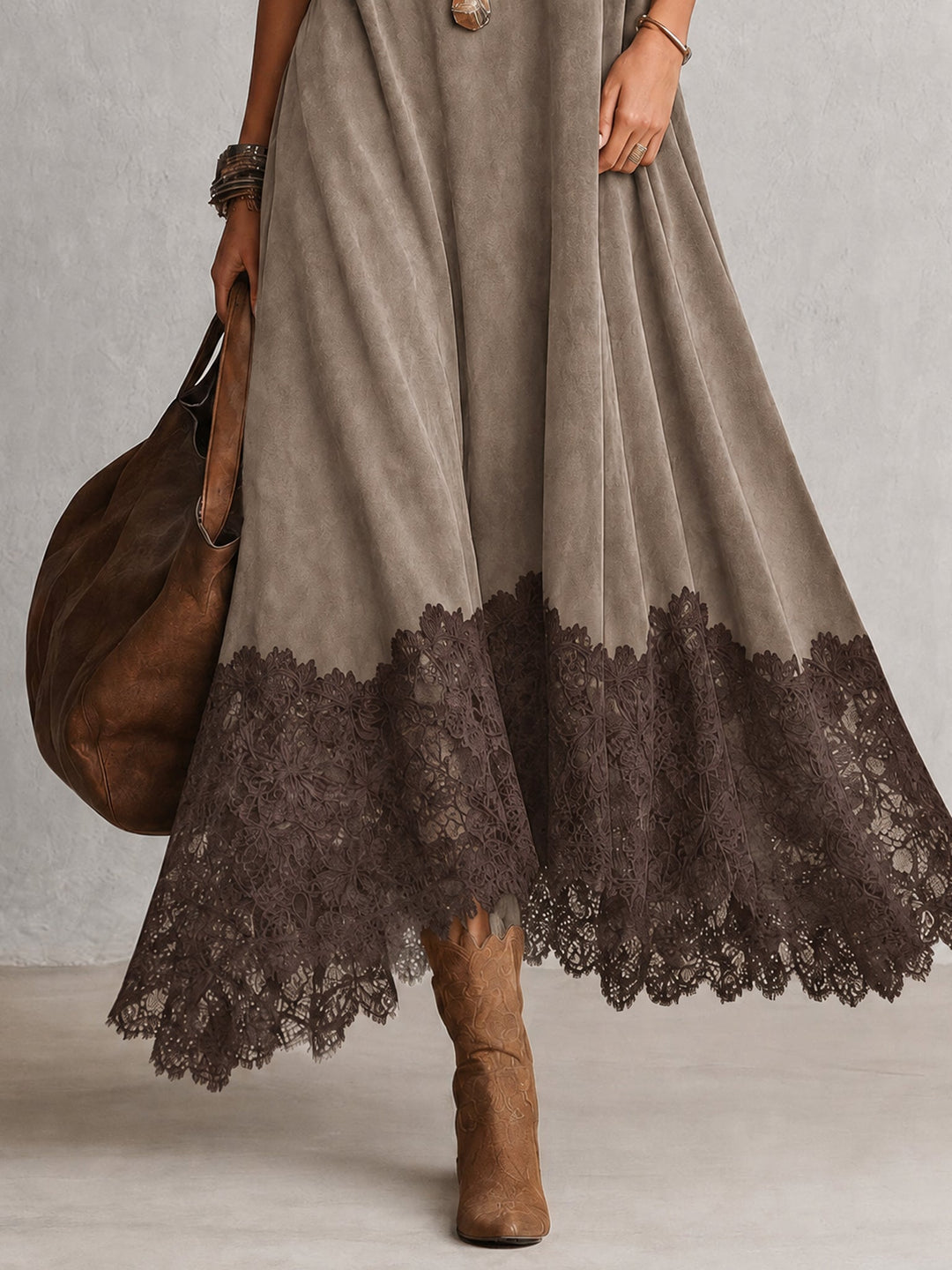 Détail de la dentelle marron foncé festonnée au bas de la robe taupe 14