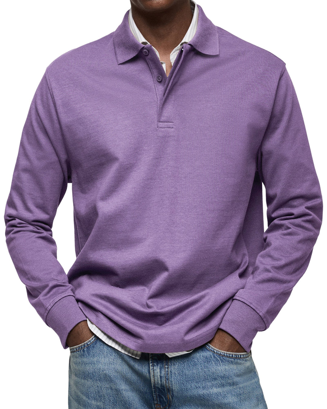 Polo à manches longues violet lavande porté par un homme, mains dans les poches, chemise rayée en dessous et jean bleu. 9