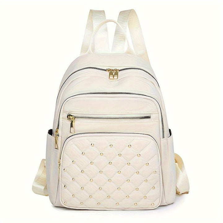 Sac à dos blanc crème vu de face, poche avant matelassée avec clous dorés 13