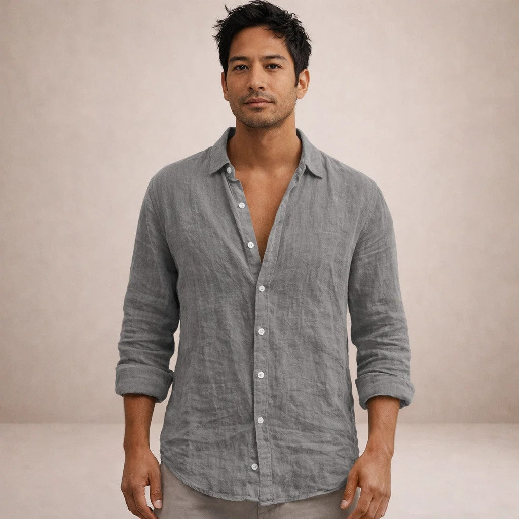 Homme regardant l'objectif en chemise en lin grise, vue de face en pied court, manches retroussées, boutons blancs. 8
