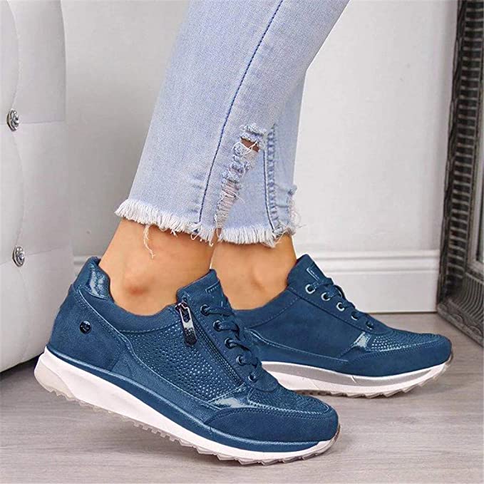 Baskets bleues à lacets et zip latéral, ornées de strass, portées avec un jean clair déchiré. 3