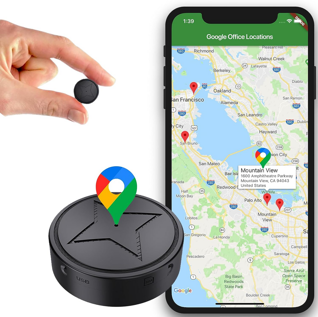 Petit boîtier rond noir tenu entre deux doigts, gros plan du traceur avec ports USB et SIM, et smartphone affichant une carte de localisation. 1