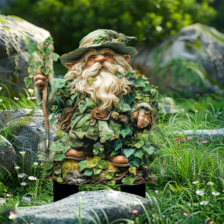 Tuteur d'un gnome barbu à chapeau vert, habillé de lierre et tenant une pelle, entouré de pierres et d'herbe. 3