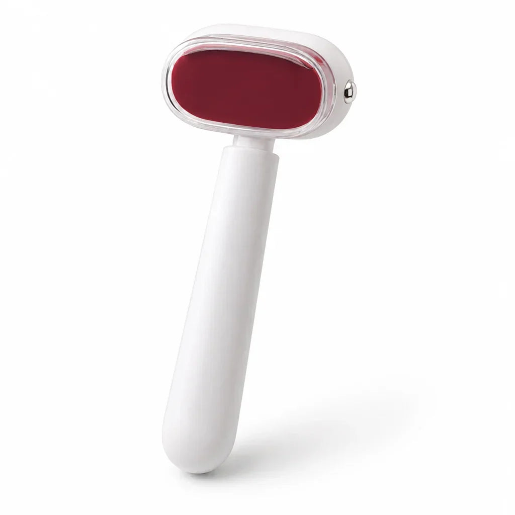 Râpe à manche blanc et surface rouge sous couvercle transparent, présentée sur fond blanc 4