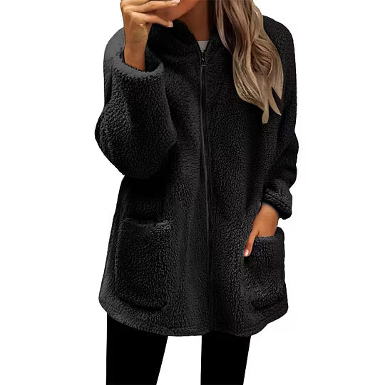 Veste polaire zippée noire portée par une femme, photographiée sur fond blanc uni 7