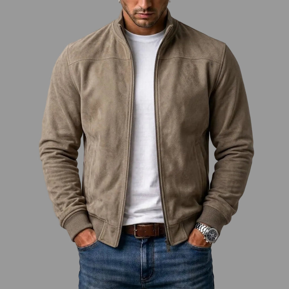Homme portant le bomber couleur taupe ouvert sur un t-shirt blanc, avec jean, ceinture marron et montre. 2