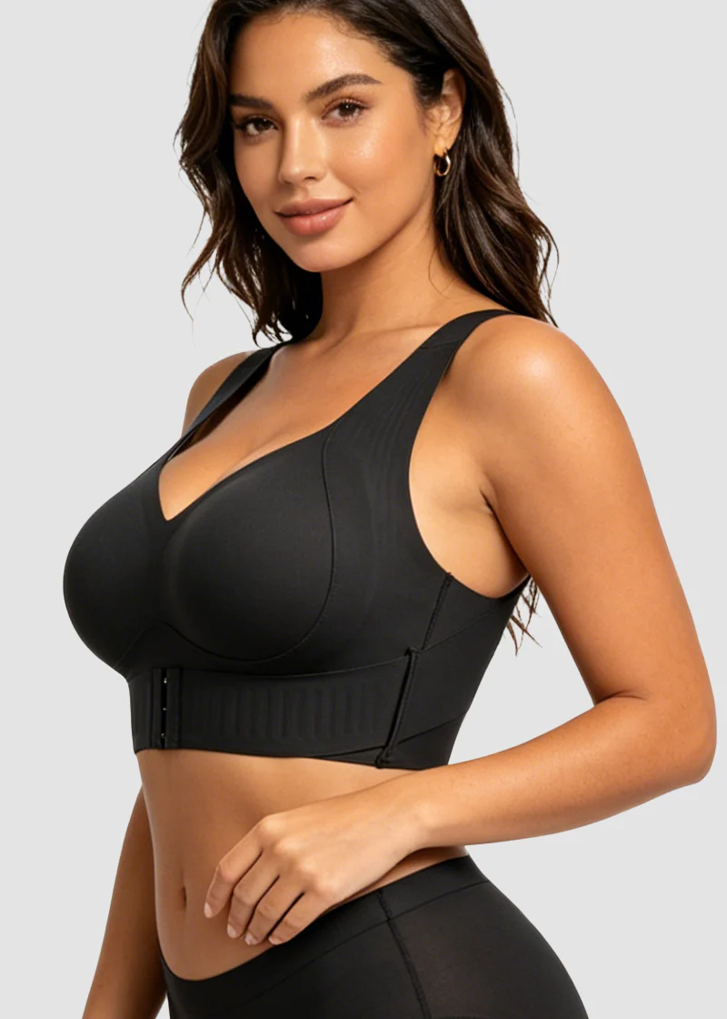 Vue de trois quarts du soutien-gorge noir à col en V et bande à crochets, porté par un mannequin souriant. 14