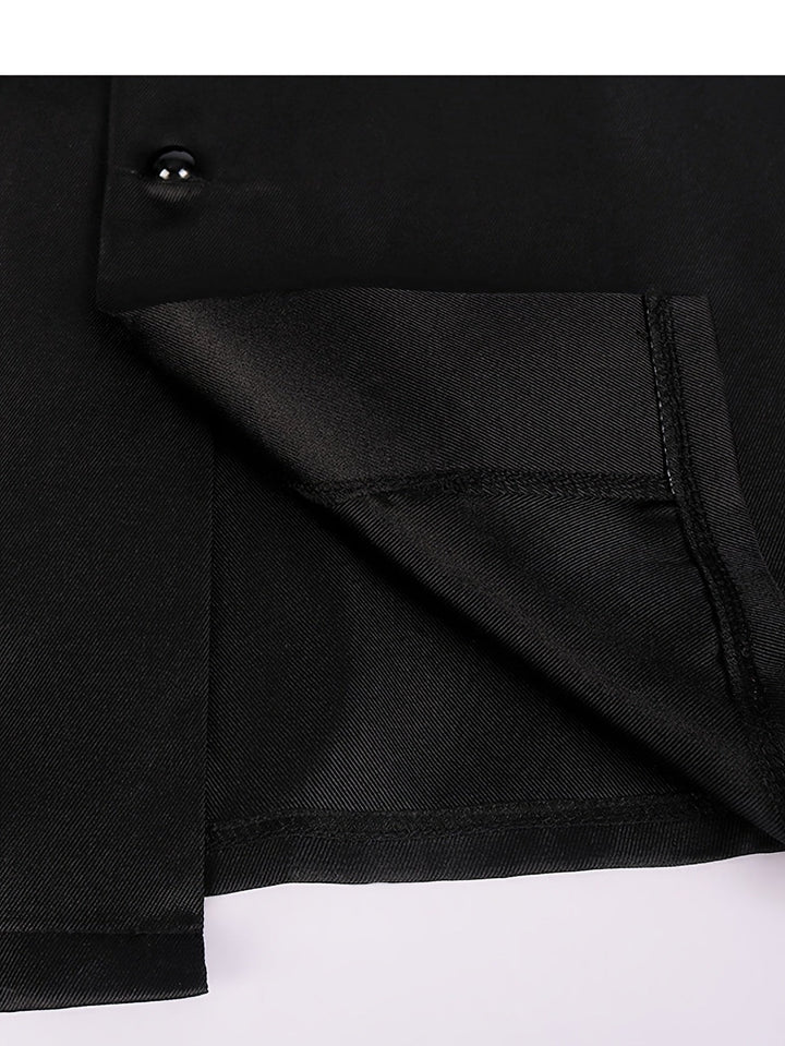 Gros plan sur l'intérieur de l'ourlet et la fente de la robe, avec un bouton noir brillant 9