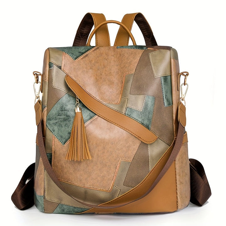 Sac à dos patchwork marron, vert et camel vu de face, avec pampille, bandoulière et bretelles marron foncé. 12
