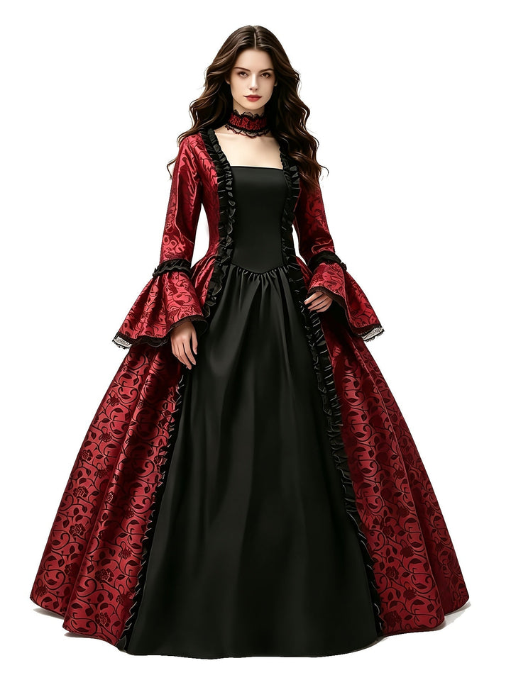 Robe rouge à corsage noir, volants, manches évasées bordées de dentelle et collier ras du cou, portée sur fond blanc. 10