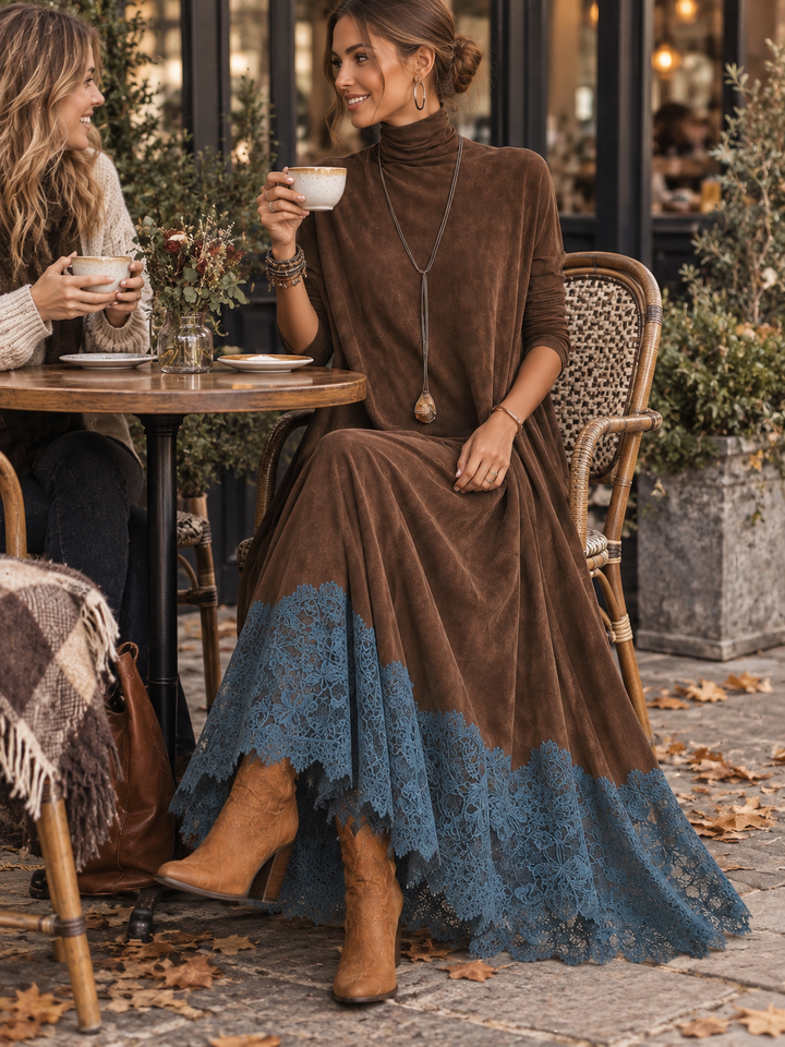 Robe marron portée assise en terrasse de café, ourlet en dentelle bleue étalé 6